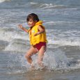 Les familles adhérentes des centres sociaux s’évadent au bord de la mer pour une journée.