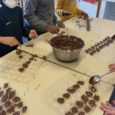 Mardi 28 décembre 2021, les enfants de Gaston Variot ont fait des fritures aux chocolats avec les animateurs .